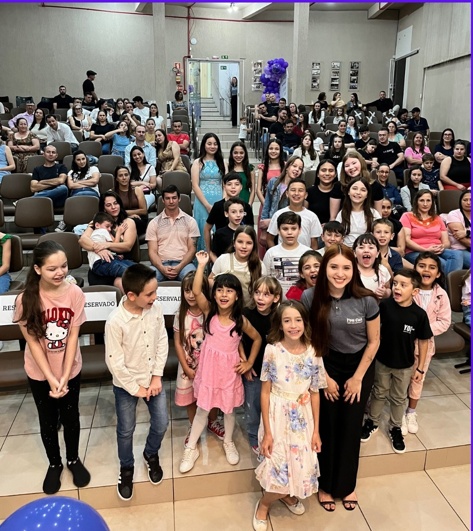 Alunos celebrando conquista com certificado