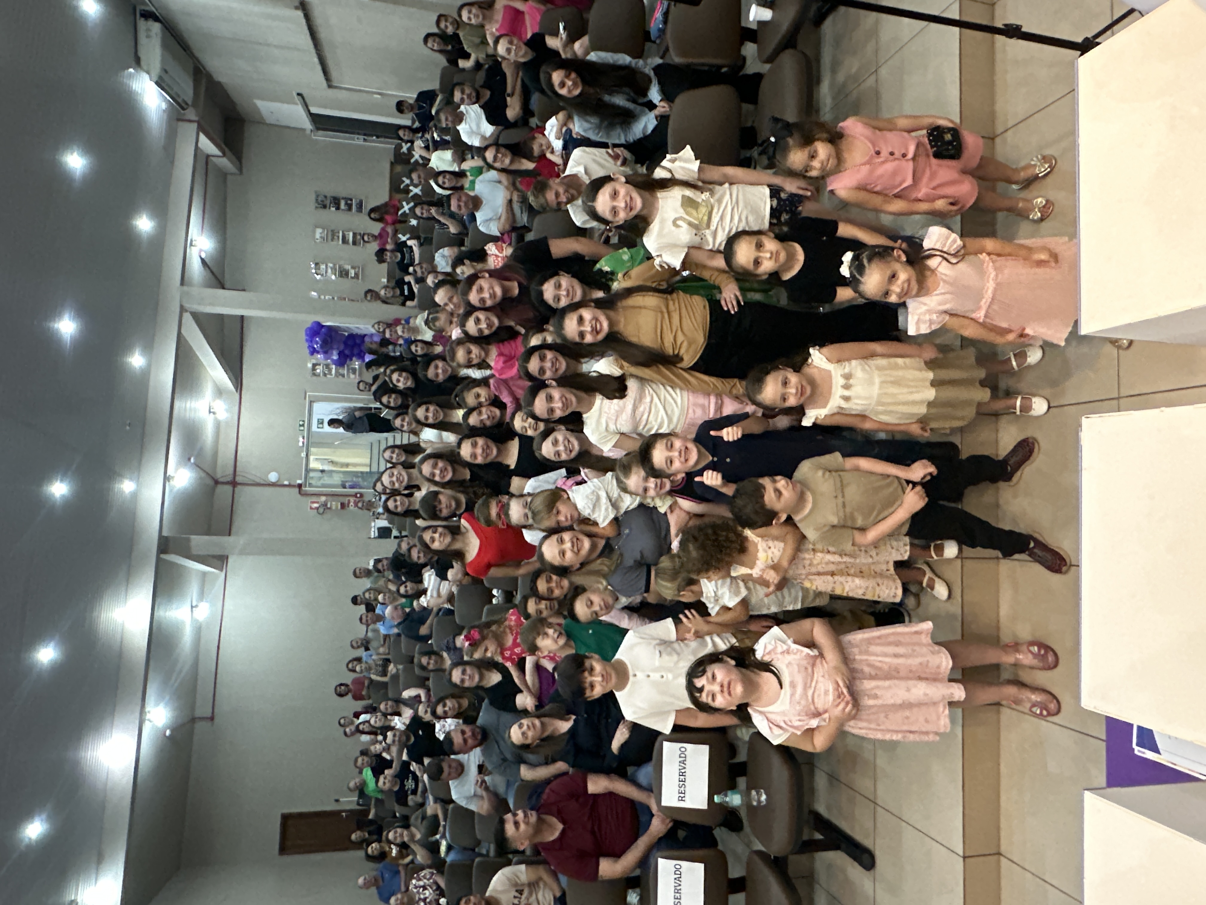 Turma recebendo certificados de conclusão