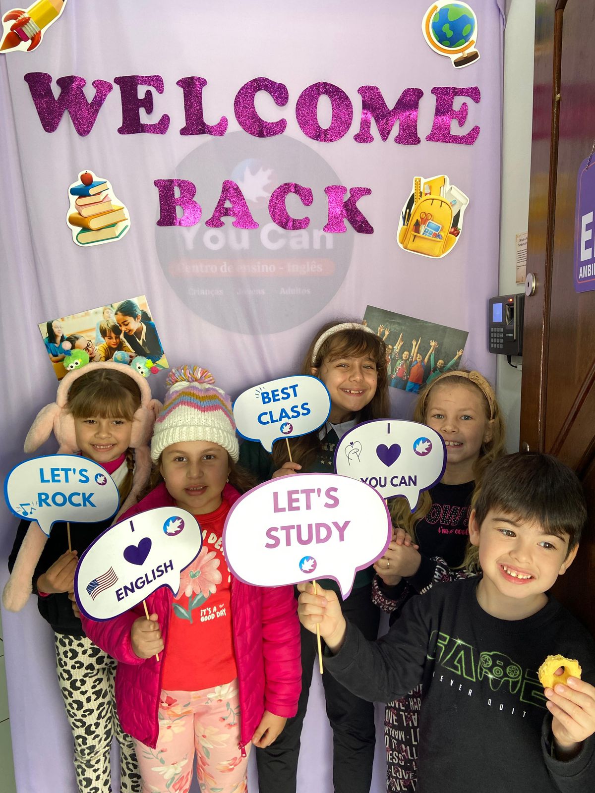 Crianças participando de oficina educativa