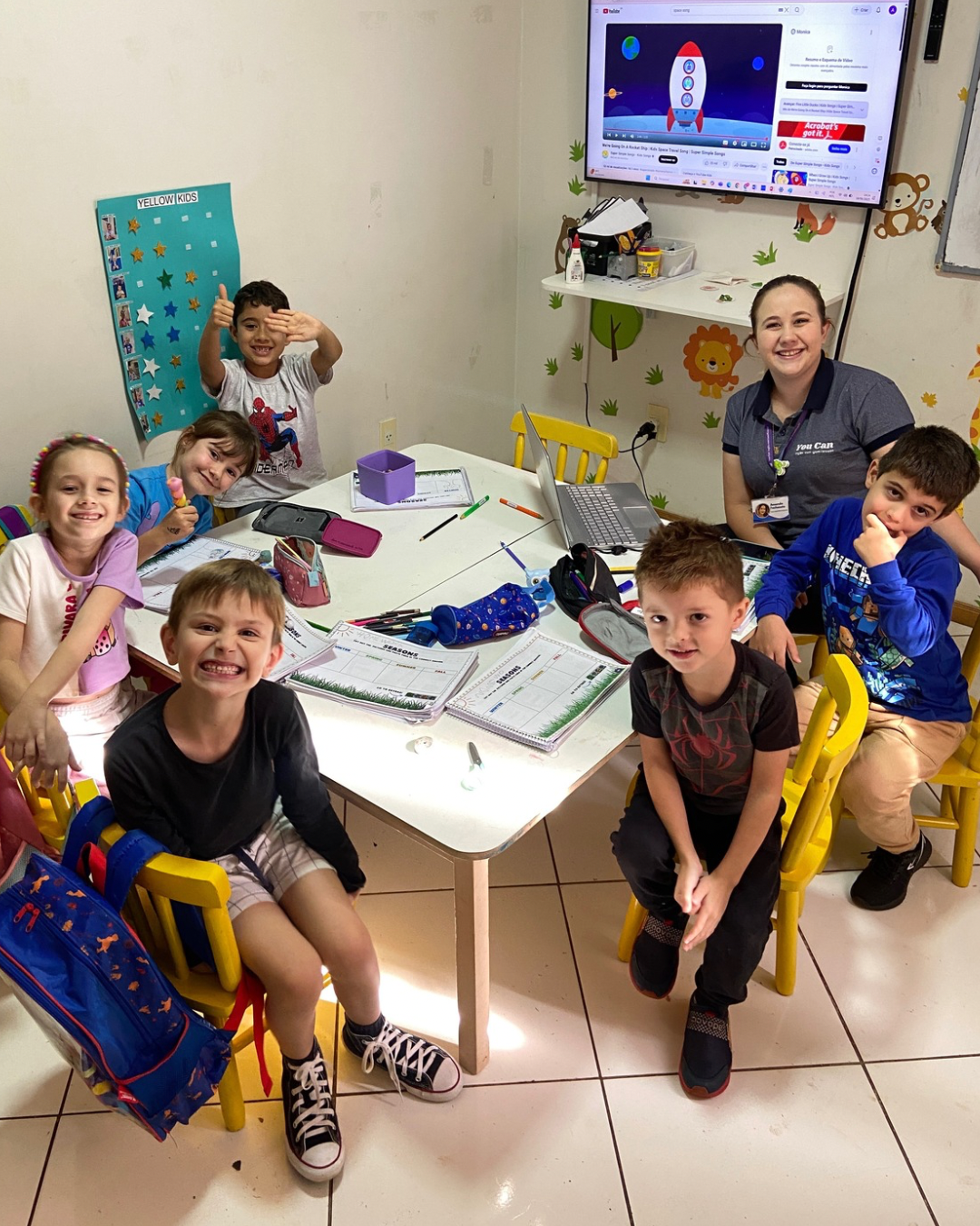 Turma infantil durante atividade em sala