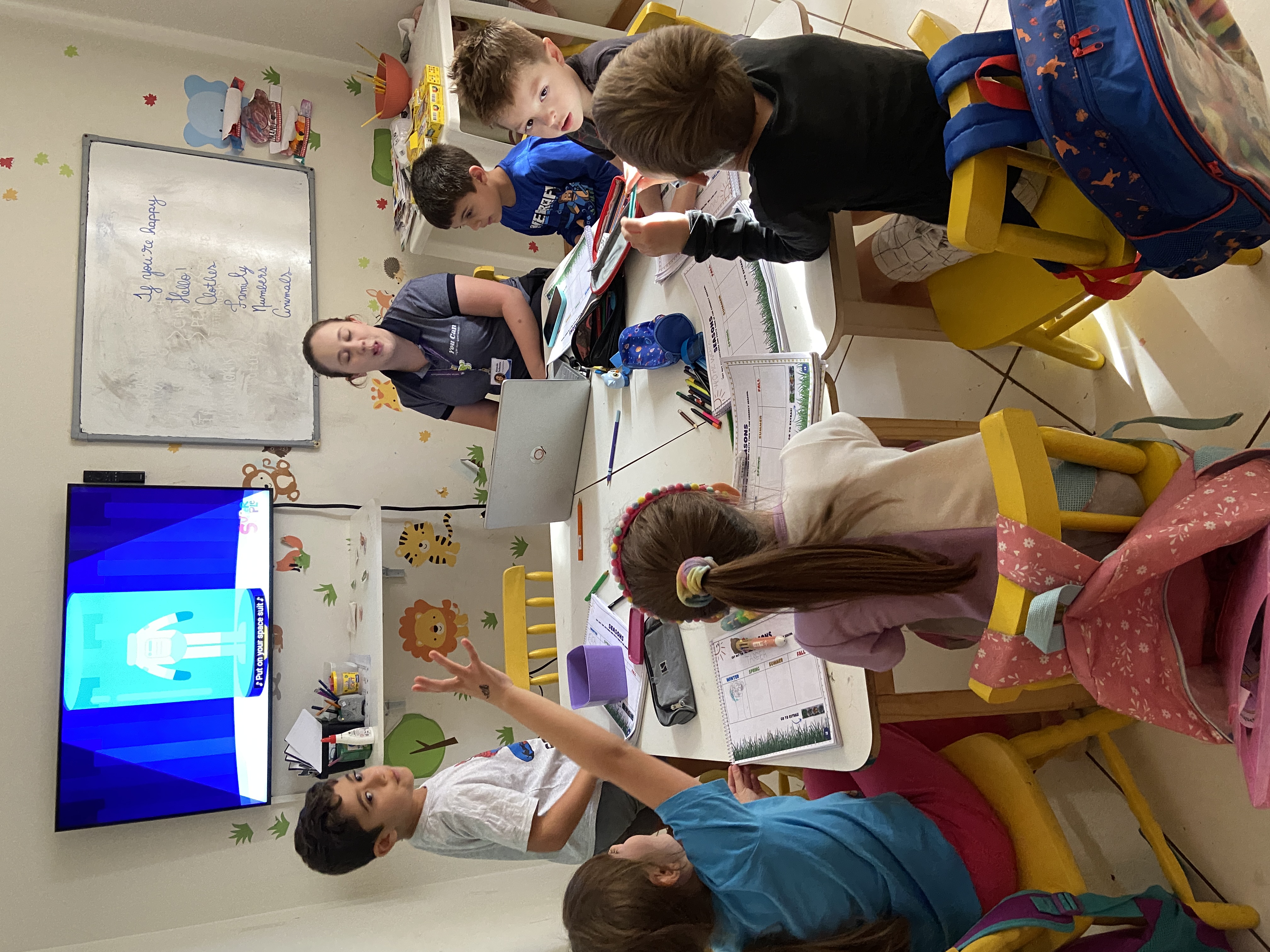 Crianças reunidas em atividade coletiva