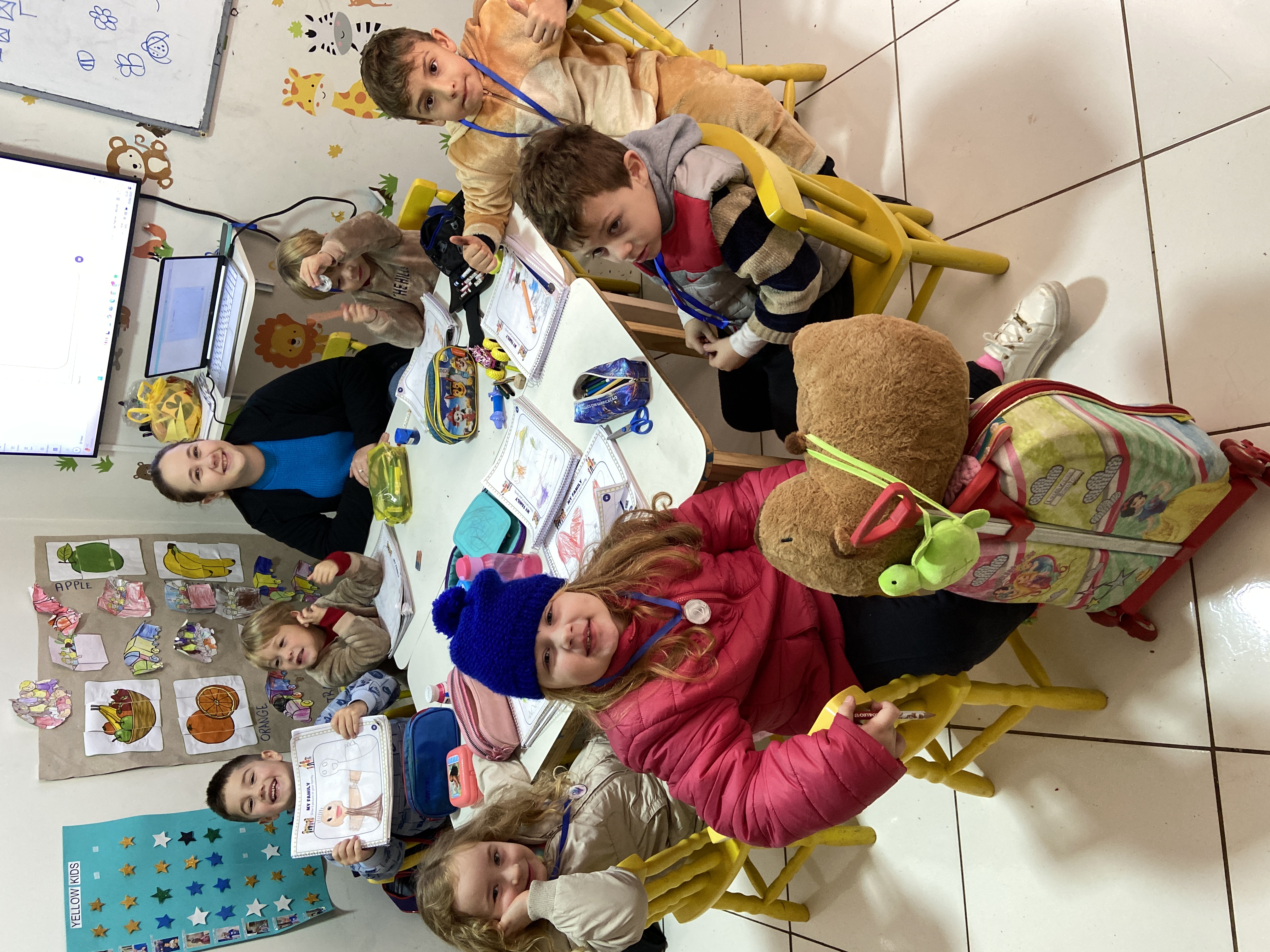 Aula prática infantil com materiais coloridos